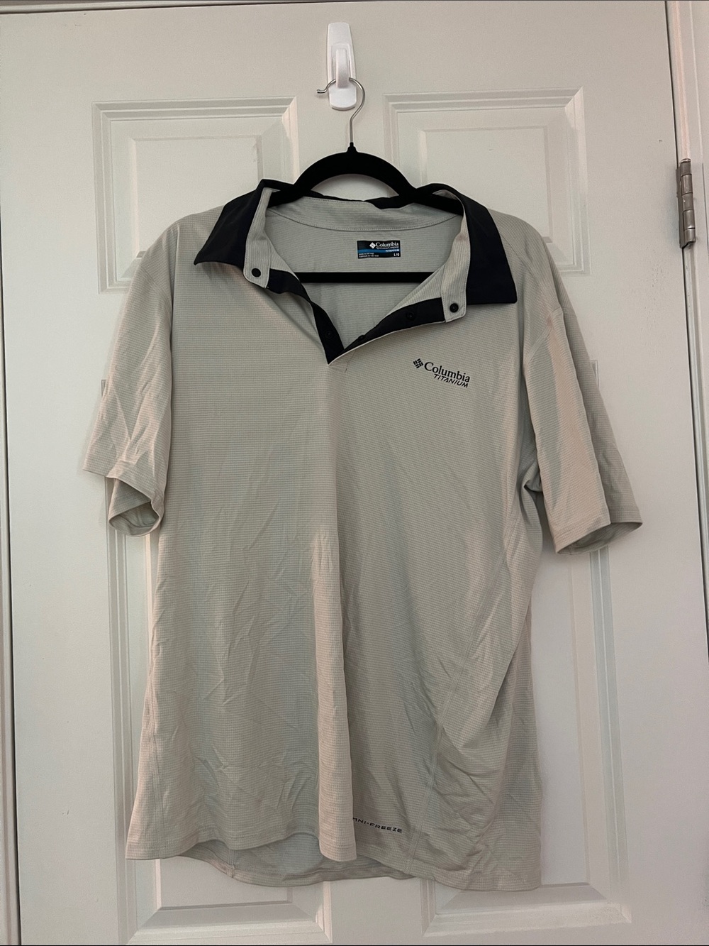 Columbia Men’s Light Gray Polo with Black Contrast Collar